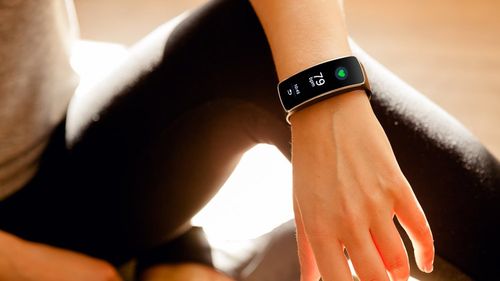 三星gear fit智能手表