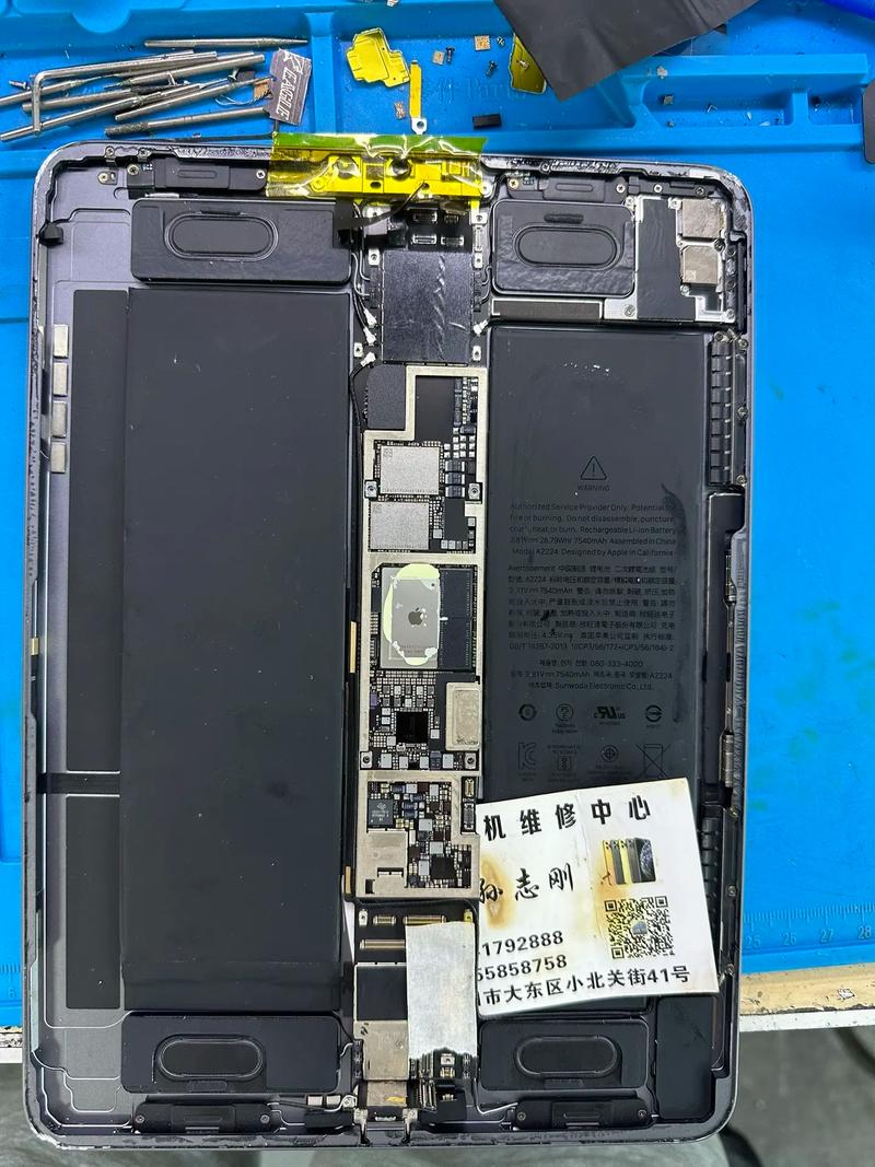 macbookpro维修人员拆机