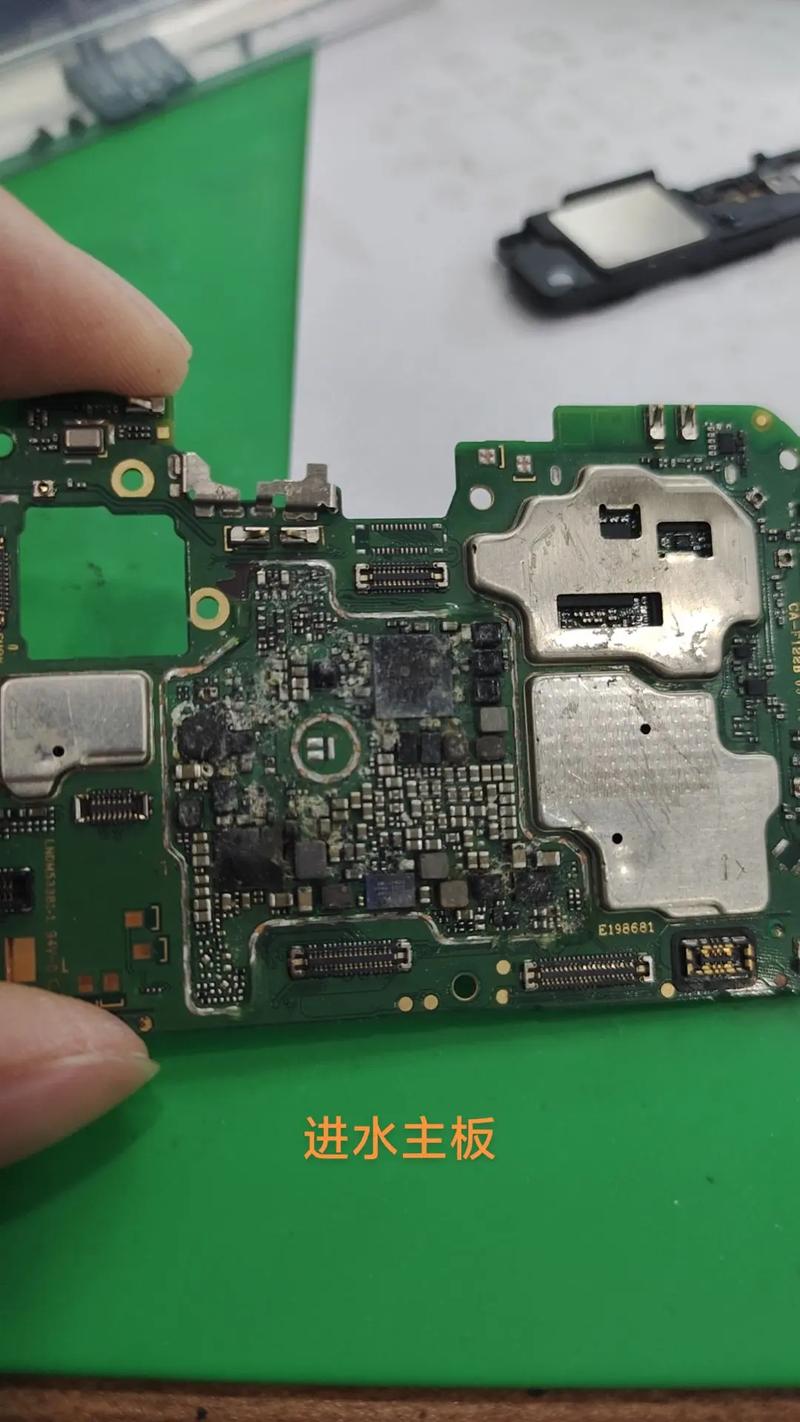 智能手机进水主板坏了